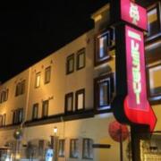 ホテル レモンツリー富里(富里市/ラブホテル)の写真『夜の外観』by まさおJリーグカレーよ