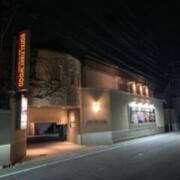 ファーストウッド成田店(成田市/ラブホテル)の写真『夜の外観』by まさおJリーグカレーよ