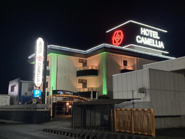 ホテル カメリア(成田市/ラブホテル)の写真『夜の外観』by まさおJリーグカレーよ