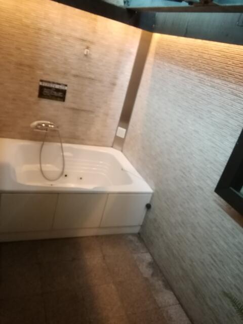 HOTEL VICTORIA RESORT(茅ヶ崎市/ラブホテル)の写真『206号室、露天風呂です。(23,10)』by キジ
