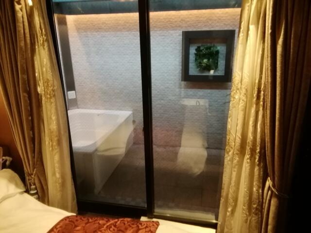 HOTEL VICTORIA RESORT(茅ヶ崎市/ラブホテル)の写真『206号室、部屋の奥にﾘｿﾞｰﾄ空間があります。(23,10)』by キジ