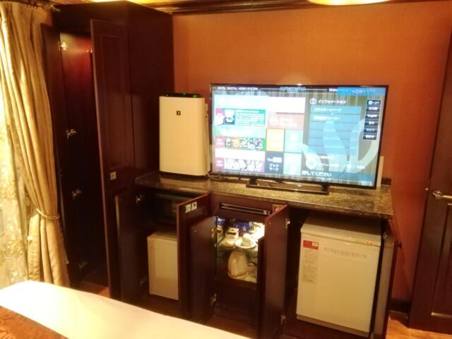 HOTEL VICTORIA RESORT(茅ヶ崎市/ラブホテル)の写真『206号室、TVや冷蔵庫類です。(23,10)』by キジ