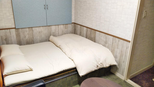 ホテル エル(荒川区/ラブホテル)の写真『202号室 ベッド周辺（３）』by 午前３時のティッシュタイム