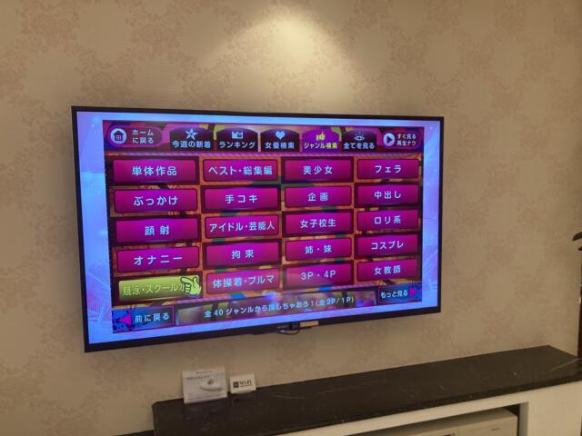 ココホテルティアラ(静岡市駿河区/ラブホテル)の写真『217 65型液晶テレビ』by さまよう旅人