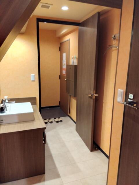 ヴィラジュリア道玄坂(渋谷区/ラブホテル)の写真『502号室（洗面台の向かいにトイレ）』by ＪＷ