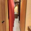 ヴィラジュリア道玄坂(渋谷区/ラブホテル)の写真『502号室（細い通路。写真の奥に玄関、手前にベッド、途中に浴室。カーテンは窓）』by ＪＷ