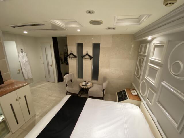HOTEL STELLATE(ステラート)(新宿区/ラブホテル)の写真『503号室、テーブルと椅子ふかふかです』by トマトなす