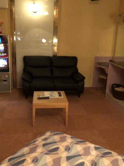 HOTEL L&L（エルアンドエル）(札幌市中央区/ラブホテル)の写真『206号室　ソファーとテーブル』by サトナカ