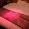 HOTEL　D(名古屋市北区/ラブホテル)の写真『206号室、ベッド  ブラックライト点灯時』by Sparkle