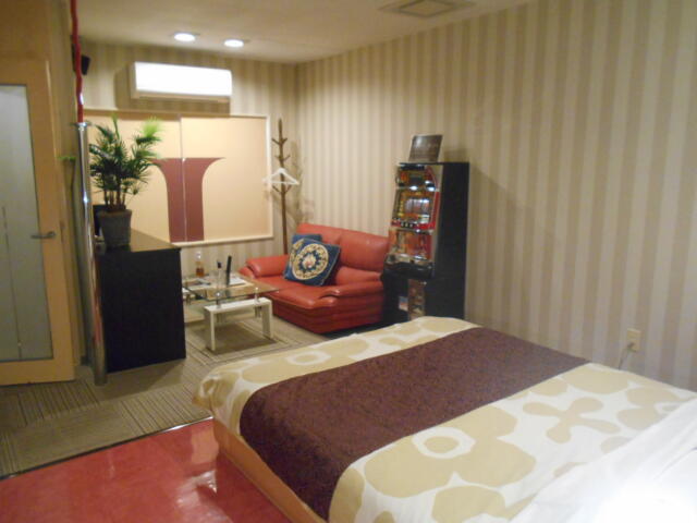HOTEL MANOA GARDEN（マノアガーデン）(武雄市/ラブホテル)の写真『106号室、手前にベッド、奥にソファ、電子レンジ、冷蔵庫、出入り口。』by 猫饅頭