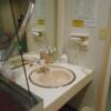 HOTEL MANOA GARDEN（マノアガーデン）(武雄市/ラブホテル)の写真『106号室、洗面台があり、右側に温泉成分が表示してある。』by 猫饅頭