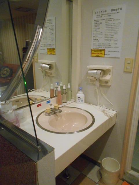 HOTEL MANOA GARDEN（マノアガーデン）(武雄市/ラブホテル)の写真『106号室、洗面台があり、右側に温泉成分が表示してある。』by 猫饅頭
