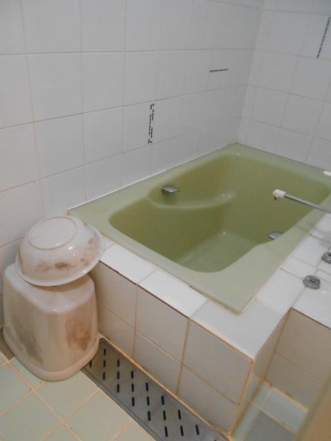 HOTEL MANOA GARDEN（マノアガーデン）(武雄市/ラブホテル)の写真『106号室、浴室。狭いが機能的に作られている。お湯は温泉水でヌルヌルしている。』by 猫饅頭