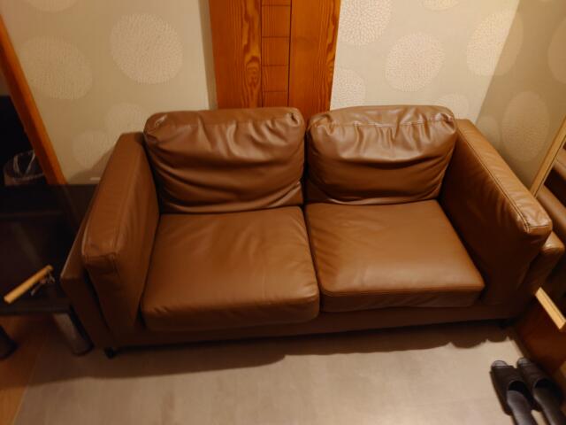 HOTEL 風々(ふふ)(新宿区/ラブホテル)の写真『211号室椅子』by そこそこの人生