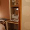 HOTEL 風々(ふふ)(新宿区/ラブホテル)の写真『211号室ベット横の設備。テーブルとお茶セット』by そこそこの人生