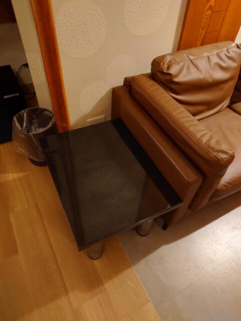HOTEL 風々(ふふ)(新宿区/ラブホテル)の写真『211号室椅子横のテーブル』by そこそこの人生