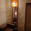 HOTEL 風々(ふふ)(新宿区/ラブホテル)の写真『211号室椅子横の鏡』by そこそこの人生