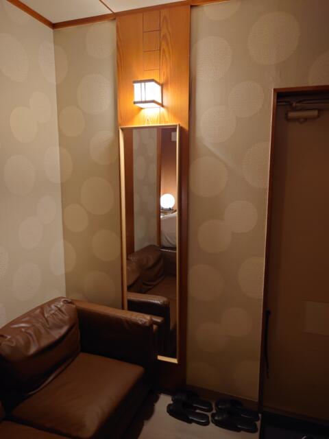 HOTEL 風々(ふふ)(新宿区/ラブホテル)の写真『211号室椅子横の鏡』by そこそこの人生