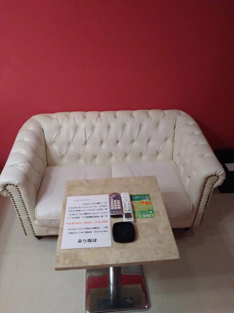 AUGUSTA DUO(アウグスタ デュオ)(台東区/ラブホテル)の写真『31号室 ソファーとテーブル』by なめろう