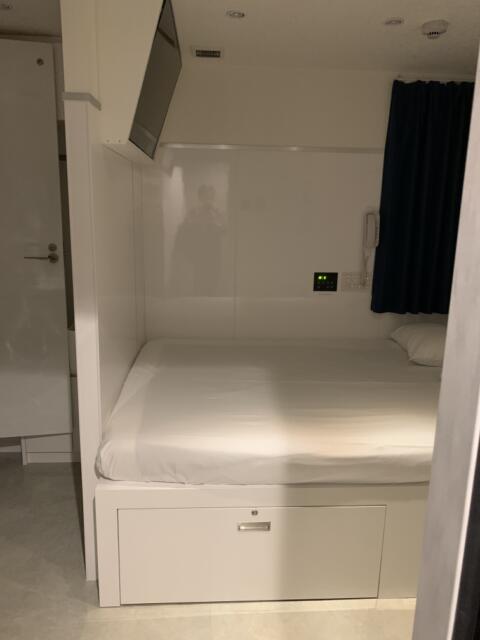 レンタルルーム ASTRO(港区/ラブホテル)の写真『201のドアを開けると正面にベッド。左手にバスルームとトイレです。』by ゆうじい