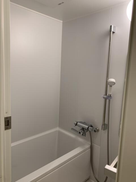 レンタルルーム ASTRO(港区/ラブホテル)の写真『201、浴室の全体像です。ビジホのシングルルームのシャワールームって感じでしょうか？シャワー部分も2人になると狭いです。』by ゆうじい