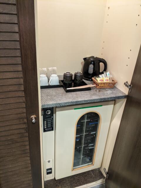 HOTEL GOLD LEAF（ゴールドリーフ）(神戸市中央区/ラブホテル)の写真『306号室 冷蔵庫は自販機式』by きんてつ