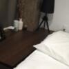 ROYAL TAHITI（レンタルルームTAHITI別館）(大田区/ラブホテル)の写真『Royal Tahiti 201号室 室内 ベッドとサイドボード』by _Yama