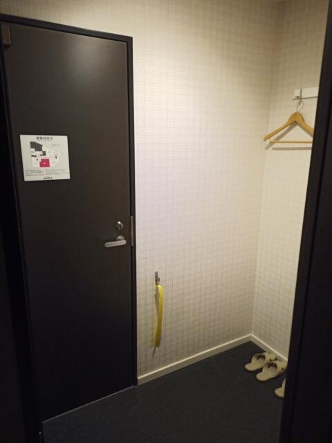 ホテルマーブル(品川区/ラブホテル)の写真『203号室 玄関スペース』by タンスにゴンゴン