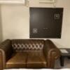 ニューポート(立川市/ラブホテル)の写真『105号室　ベッド横のソファーと机』by ワーカー
