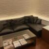 コスタリゾート千葉北(千葉市稲毛区/ラブホテル)の写真『310 大型のソファーとテーブル』by festa9