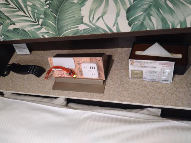 Dispa Resort(ディスパリゾート)(横浜市中区/ラブホテル)の写真『707号室 ベッド頭上に電話、照明類のスイッチとスマホの充電ケーブル、ティッシュ、コンドーム』by なめろう