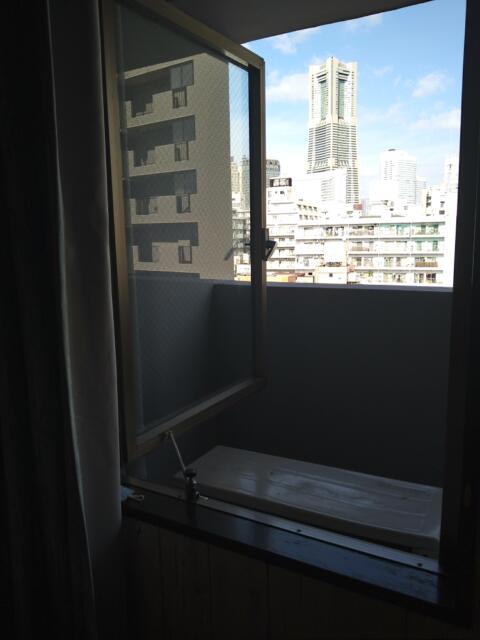 Dispa Resort(ディスパリゾート)(横浜市中区/ラブホテル)の写真『ベッド横のカーテンを開けると窓がありランドマークタワーが見える』by なめろう