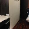 HOTEL UNO(ウノ)(川口市/ラブホテル)の写真『502号室 入口からの全景 手前洗面台～奥ベッド』by _Yama