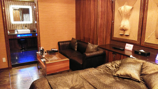 HOTEL SARA 錦糸町(墨田区/ラブホテル)の写真『201号室 ベッド周辺（３）』by 午前３時のティッシュタイム