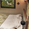 HOTEL Balibali ANNEX（バリバリアネックス）(品川区/ラブホテル)の写真『407号室 ベッド周辺（４）』by 午前３時のティッシュタイム
