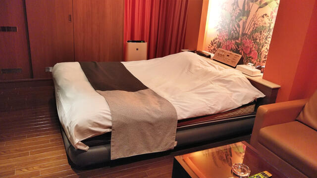 ホテル クレスト　錦糸町(墨田区/ラブホテル)の写真『407号室 ベッド周辺（４）』by 午前３時のティッシュタイム