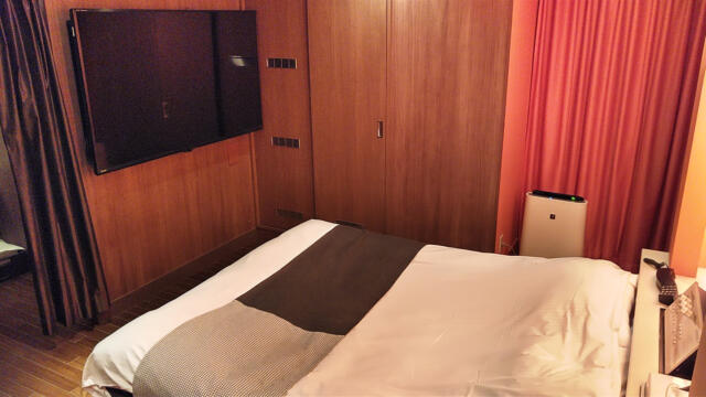 ホテル クレスト　錦糸町(墨田区/ラブホテル)の写真『407号室 ベッド周辺（３）』by 午前３時のティッシュタイム