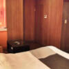 ホテル クレスト　錦糸町(墨田区/ラブホテル)の写真『407号室 ベッド周辺（１）』by 午前３時のティッシュタイム