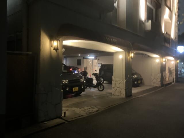 アマーレ(福岡市博多区/ラブホテル)の写真『駐車場』by hireidenton