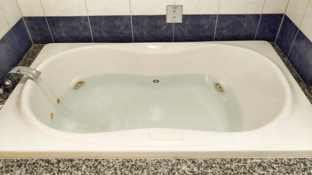 HOTEL RAY FIELD(墨田区/ラブホテル)の写真『403号室 バスルーム浴槽』by 午前３時のティッシュタイム