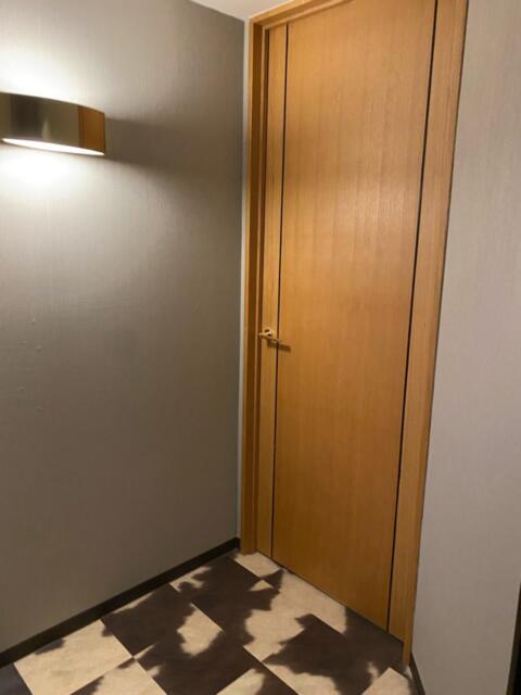 HOTEL WATER GATE札幌（ウォーターゲート）(札幌市中央区/ラブホテル)の写真『#510　室内へのドア』by hello_sts