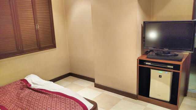 ホテル 貮番館(墨田区/ラブホテル)の写真『502号室 ベッド周辺（１）』by 午前３時のティッシュタイム