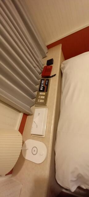 ホテル1987(新宿区/ラブホテル)の写真『401号室　枕元　電話　ゴム　ティッシュ　スタンド　調光ユニット』by angler