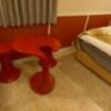 ホテル1987(新宿区/ラブホテル)の写真『401号室　昭和感を演出する椅子とテーブル』by angler