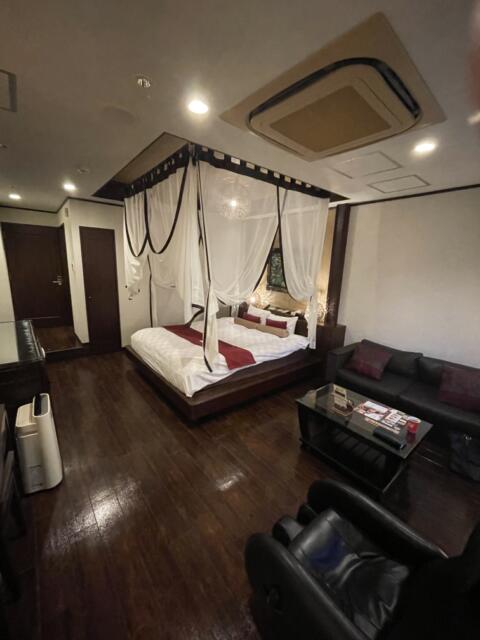 BaliAn RESORT(バリアンリゾート)新宿(新宿区/ラブホテル)の写真『308号室　室内写真　ベッドはキングサイズで高さがちょうど良いです』by ぴろりん