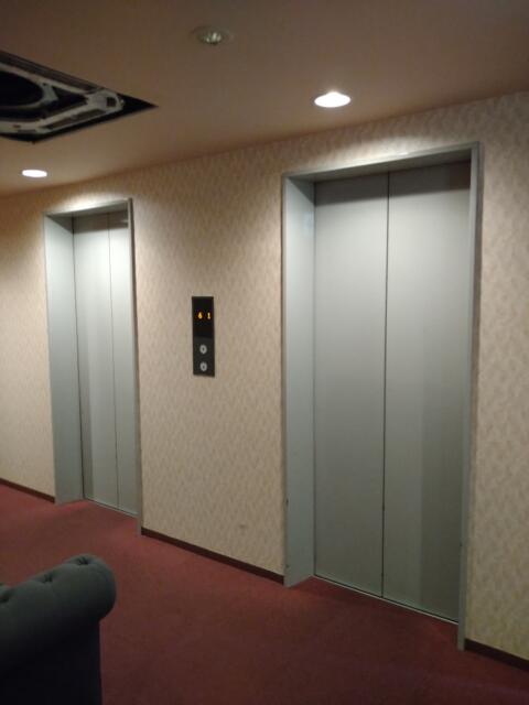 ホテル パルティノン(川崎市川崎区/ラブホテル)の写真『３階のエレベーター前。２基あり。』by なめろう