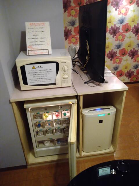 ホテル パルティノン(川崎市川崎区/ラブホテル)の写真『305号室 ソファーの正面に電子レンジ、販売用冷蔵庫、空気清浄機』by なめろう