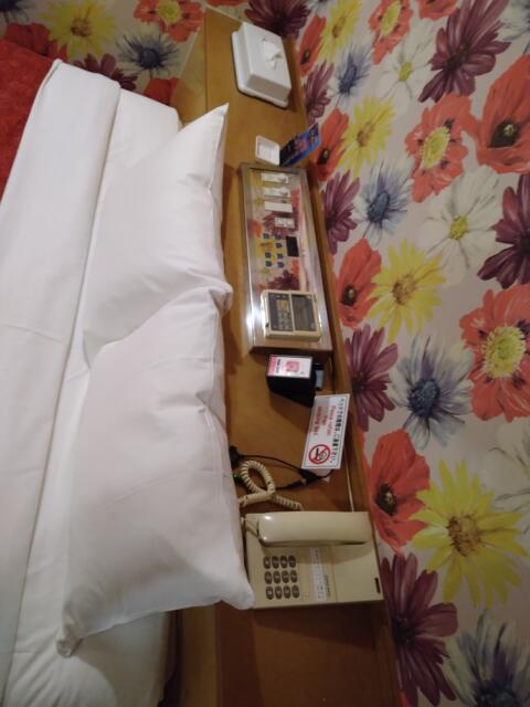 ホテル パルティノン(川崎市川崎区/ラブホテル)の写真『305号室 ベッド頭上に奥からティッシュ、コンドーム、照明とBGMのスイッチ類、エアコンのスイッチ、電話。スマホの充電ケーブルもあり。』by なめろう