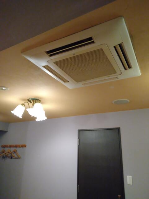 ホテル パルティノン(川崎市川崎区/ラブホテル)の写真『305号室 天井にエアコン』by なめろう