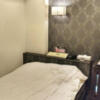 HOTEL K Omiya(さいたま市大宮区/ラブホテル)の写真『210号室 ベッド周辺（４）』by 午前３時のティッシュタイム